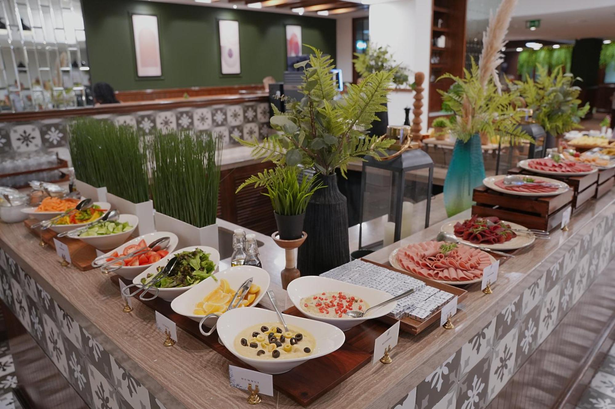 Blue Beach Tower The Walk Jbr Dubai Exterior foto A buffet at a hotel
