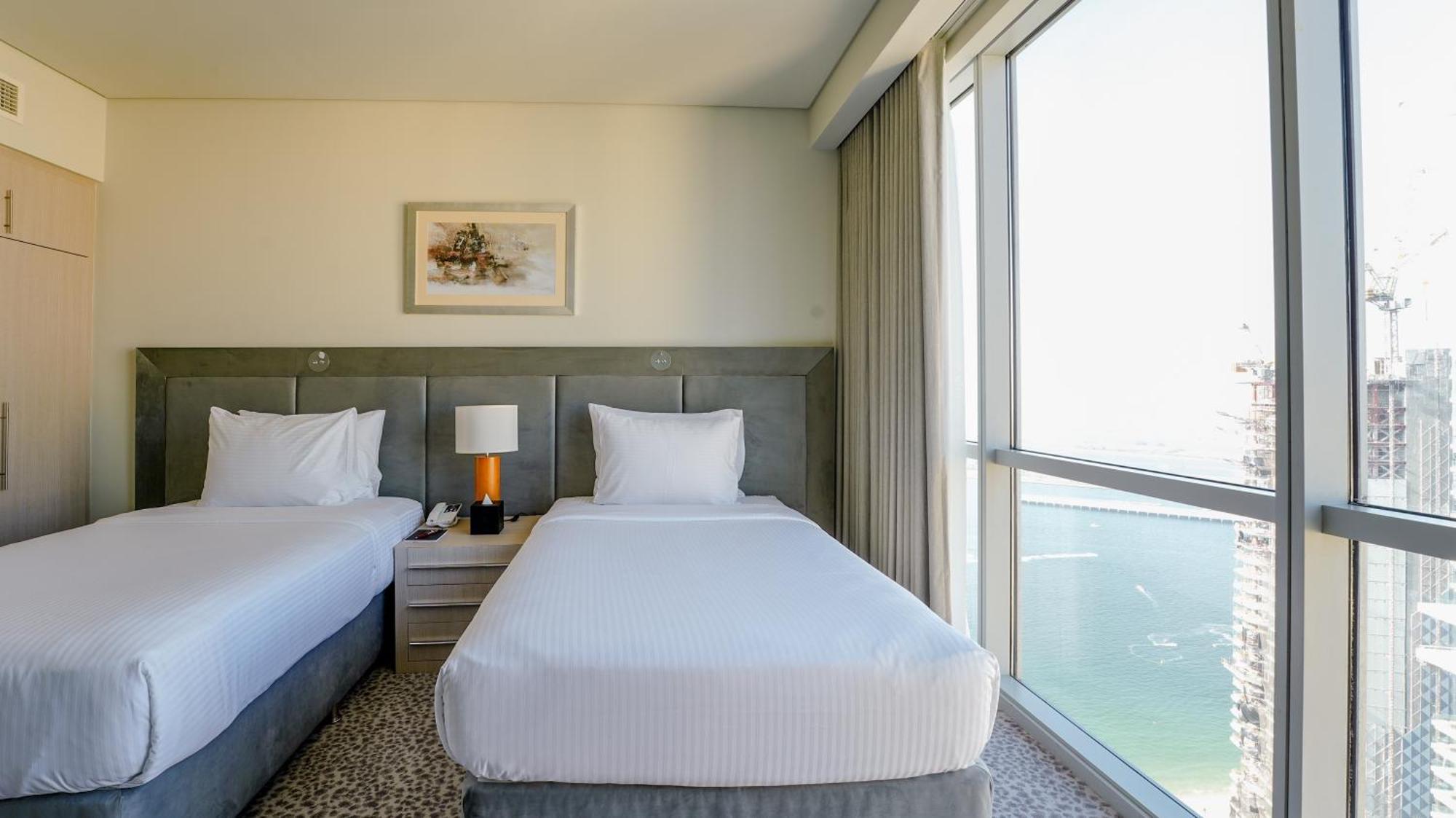 Blue Beach Tower The Walk Jbr Dubai Exterior foto A guest room at the hotel
